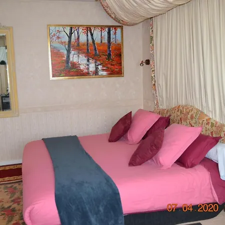 Le Castel Hotel