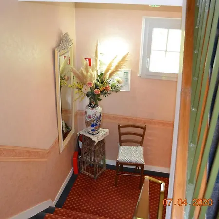 Le Castel Hotel